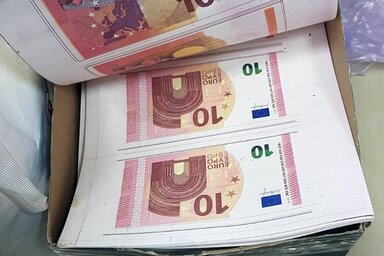 Frissen nyomtatott tízeurósok a pancsovai üzemből (Fotó: Beta)