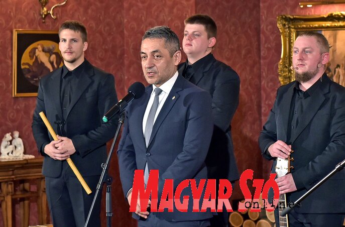 Potápi Árpád János a díjazottak nevében megköszöni az elismerést, háttérben a Fokos zenekar tagjai (Fotó: Gergely Árpád) Potápi Árpád János a díjazottak nevében megköszöni az elismerést, háttérben a Fokos zenekar tagjai (Fotó: Gergely Árpád)