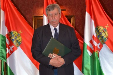 Németh Dezső a díjjal (Paraczky László felvétele)