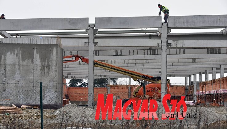 A városi költségvetésben 181 millió dinárt irányoztak elő a Futaki út mellett épülő Lidl áruház körüli terület rendezésére