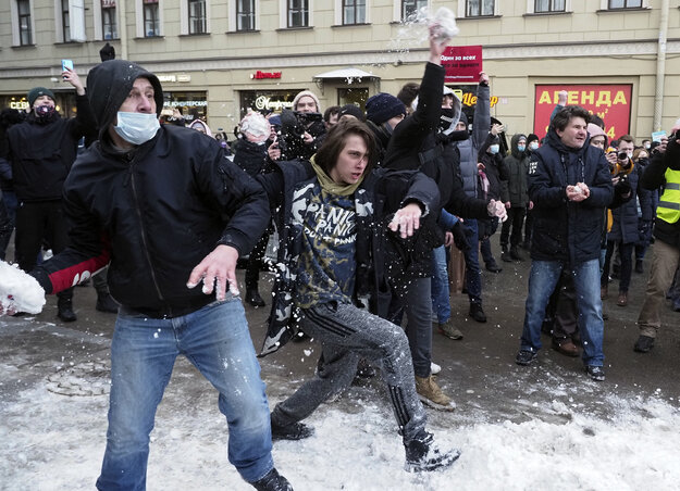 A szentpétervári megmozdulás résztvevői hógolyókkal „tüzeltek” az ellenük kivezényelt rohamrendőrökre (Fotó: Beta/AP)