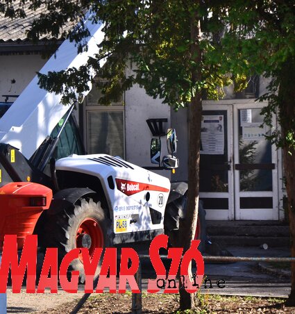 Megkezdődött a Munkás utcai rendőrállomás bontása, tegnap már ott voltak a munkagépek, és az egyik épületrész tetejének egy részét már eltávolították