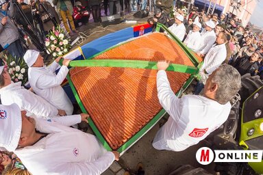 A turiai házigazdák bemutatják a világ leghosszabb kolbászát (2020, archív fotó)