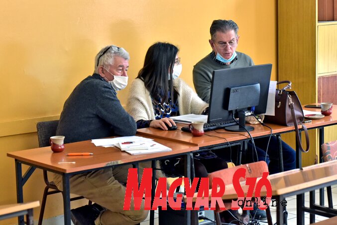 A képzési program kidolgozásán kisebb csoportokban dolgoztak a tanárok (Fotó: Gergely Árpád) A képzési program kidolgozásán kisebb csoportokban dolgoztak a tanárok (Fotó: Gergely Árpád)