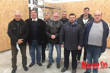 A bácskertesiekkel a hamarosan elkészülő tornateremben (a szerző felvétele)