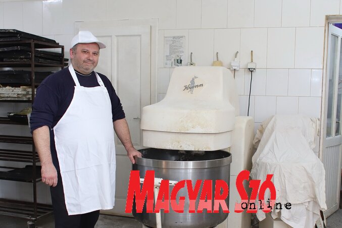 Oszkár pékmester a zentagunarasi pékségben (Fotó: Lakatos János) Oszkár pékmester a zentagunarasi pékségben (Fotó: Lakatos János)