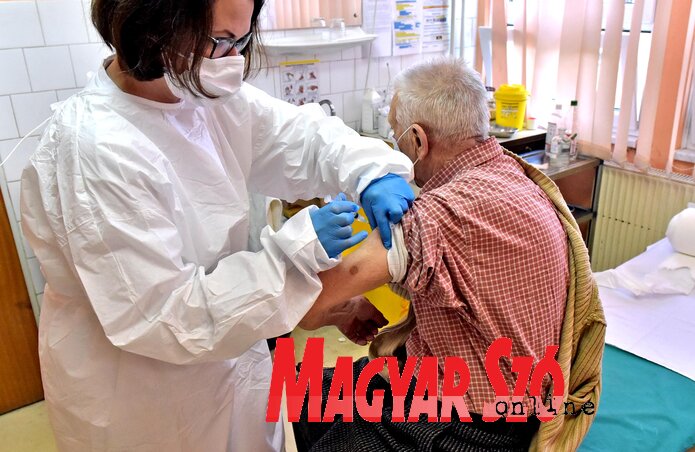Mindenkinek, aki megkapta az első adag vakcinát, meg kell kapnia a másodikat is (Fotó: Gergely Árpád) Mindenkinek, aki megkapta az első adag vakcinát, meg kell kapnia a másodikat is (Fotó: Gergely Árpád)