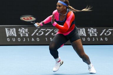 Serena Williams most ezt a „ruhakölteményt” választotta, vele találkozik a 2. fordulóban a szerb Nina Stojanović (Fotó: Beta/AP)
