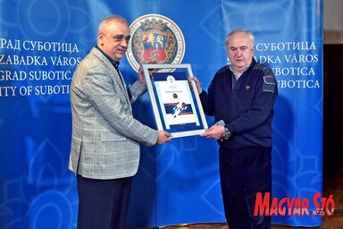 Stevan Bakić átveszi az emléklapot Božidar Maljkovićtól (Fotó: Gergely Árpád)