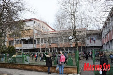 A kúlai Petőfi Brigád Általános Iskola épülete (Paraczky László felvétele)
