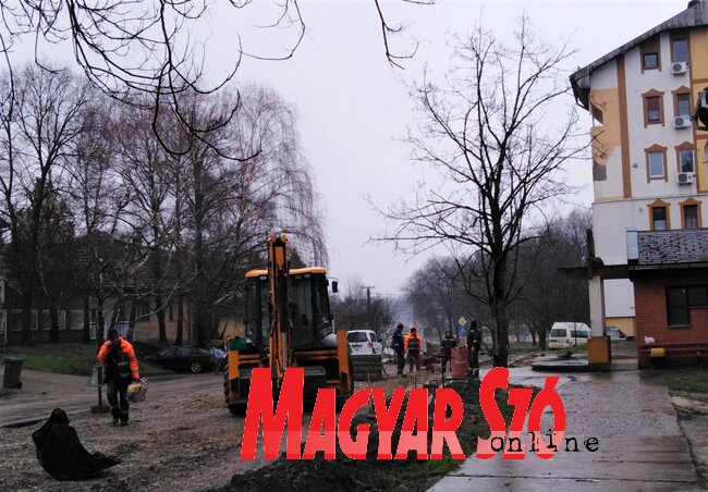 Az építési munkálatok miatt ma lezárják a Május 1-je utca egy szakaszát, a Jugoszláv Néphadsereg utcától a Karađorđe utcáig terjedő részt az autós forgalom előtt. Az illetékesek kérik a közlekedésben részt vevők megértését