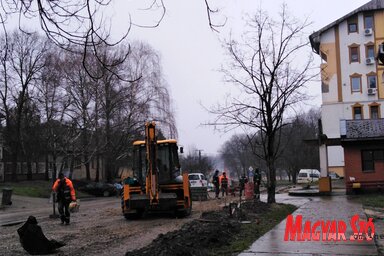 Az építési munkálatok miatt ma lezárják a Május 1-je utca egy szakaszát, a Jugoszláv Néphadsereg utcától a Karađorđe utcáig terjedő részt az autós forgalom előtt. Az illetékesek kérik a közlekedésben részt vevők megértését