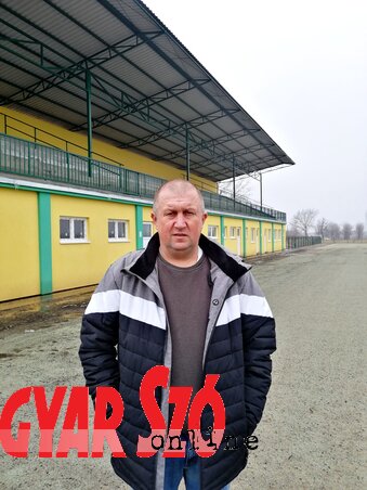Borsos Csaba a lelátó alatt elkészült öltözők előtt (a szerző felvétele) Borsos Csaba a lelátó alatt elkészült öltözők előtt (a szerző felvétele)