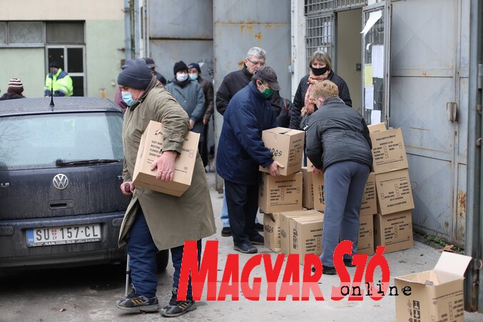 Csomagosztást tartott a rokkantnyugdíjasok egyesülete Csomagosztást tartott a rokkantnyugdíjasok egyesülete