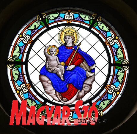 Magyarok Nagyasszonya (Szűz Mária a gyermek Jézussal) a templom névadója új vitrázson Magyarok Nagyasszonya (Szűz Mária a gyermek Jézussal) a templom névadója új vitrázson
