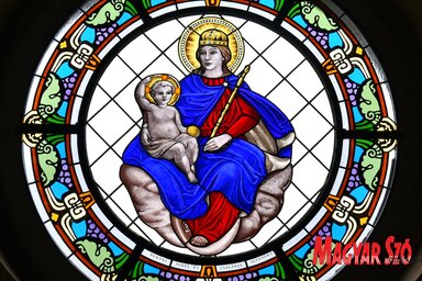Magyarok Nagyasszonya (Szűz Mária a gyermek Jézussal) a templom névadója új vitrázson