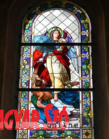 Szent Mihály arkangyal, QUIS UT DEUS (Ki olyan, mint az isten?) feliratú pajzzsal (ablakrészlet) Szent Mihály arkangyal, QUIS UT DEUS (Ki olyan, mint az isten?) feliratú pajzzsal (ablakrészlet)