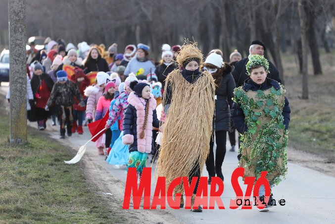 A falu központjából indultak a farsangolók