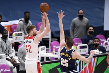 Bertāns gyilkos hatékonysággal szórta a hármasokat a Denver kosarába (Fotó: Beta/AP)