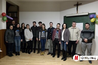 A megbeszélésen az Újvidéken imádkozó fiatalok egy csoportja az érdeklődőkkel