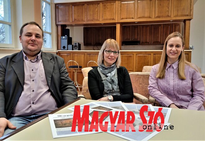 Tomik Nimród, Klobušicki Marina és Rác Ejzler Evila a Topolis eddig megjelent számaival Tomik Nimród, Klobušicki Marina és Rác Ejzler Evila a Topolis eddig megjelent számaival