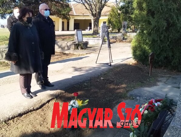 Hajnal Jenő és Linka B. Gabriella az MNT nevében elhelyezik a kegyelet virágait Hajnal Jenő és Linka B. Gabriella az MNT nevében elhelyezik a kegyelet virágait