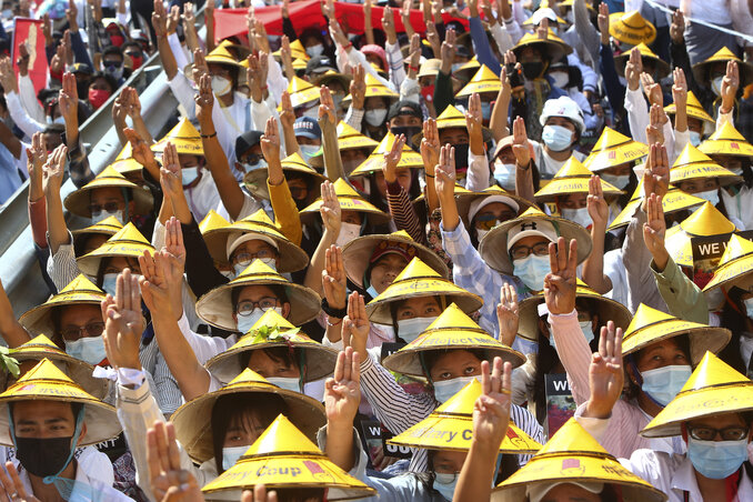 A mandalaji vasútállomás környékén az ellenállást jelképező három ujj felmutatásával vonultak a tüntetők (Fotó:Beta/AP)