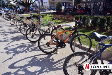 Az önkormányzat különböző módokon támogatja a kerékpározást Újvidéken, bicikliparkolókat állítanak fel, bővítik a kerékpárút-hálózatot...Készpénztámogatás mostanáig nem volt a listán