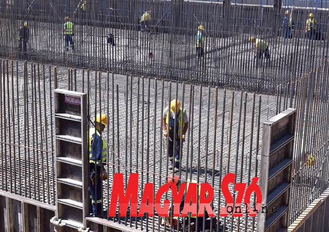 A város ipari övezetében már számos összeszerelő üzem megnyílt, most a világhírű japán Nidec vállalat csaknem 2 milliárd dolláros befektetést tervez A város ipari övezetében már számos összeszerelő üzem megnyílt, most a világhírű japán Nidec vállalat csaknem 2 milliárd dolláros befektetést tervez