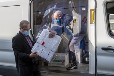 Tegnap elkezdődött a kínai vakcinák kiszállítása a kormányhivatalokhoz (Fotó: MTI)