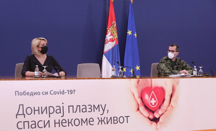 Darija Kisić Tepavčević és a Karaburma katonakórház vezetője, dr. Ivo Udovičić tábornok a válságstáb pénteki sajtótájékoztatóján (Fotó: Beta)