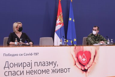 Darija Kisić Tepavčević és a Karaburma katonakórház vezetője, dr. Ivo Udovičić tábornok a válságstáb pénteki sajtótájékoztatóján (Fotó: Beta)