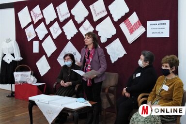 A zsűri tagjai a szervezőkkel, háttérben a beérkezett kézimunkák (Herceg Elizabetta felvétele)