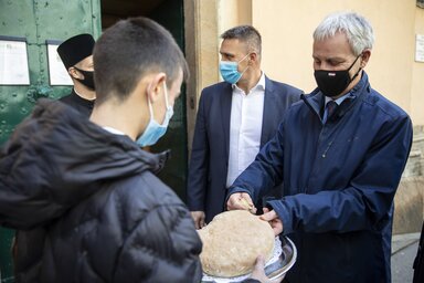 Soltész Miklóst fogadják Szegeden a Szent Miklós szerb ortodox templom előtt (Fotó: MTI)