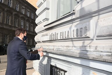 Az államfő a Terror Háza Múzeum előtt gyújtott mécsest (Fotó:MTI)