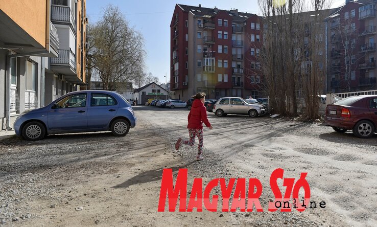 A legújabb városi területrendezési terv előirányozza a Stevan Doronjski utca leaszfaltozását, járdákat, parkolókat és kerékpárutat alakítanak ki.