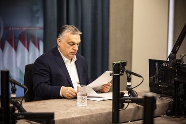 Orbán Viktor a Kossuth rádió stúdiójában (Fotó: MTI)