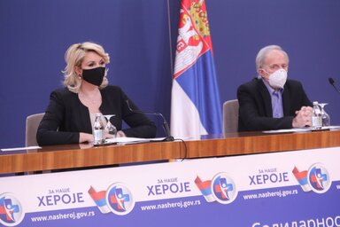 Darija Kisić Tepavčević munkaügyi miniszter és Mijomir Pelemiš infektológus a válságstáb sajtótájékoztatóján (Fotó: Beta)