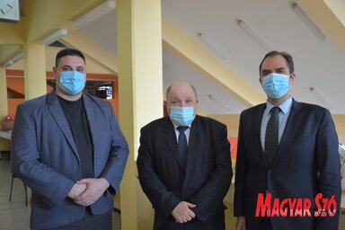 Látogatás a kúlai Petőfi Brigád Általános Iskolában: Pozsár Csaba (balról), Valka Károly (középen) és Szakállas Zsolt (jobbról) – Paraczky László felvétele