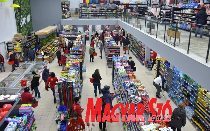 Megújult belső tér és gazdag kínálat fogadja a vásárlókat Megújult belső tér és gazdag kínálat fogadja a vásárlókat
