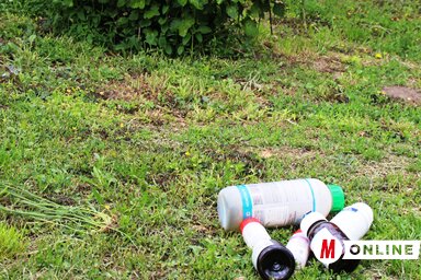 A termelők számára a csomagolás hulladék, és szeretnének tőle minél hamarabb megszabadulni. Ezért találkozhatunk üres permetes palackokkal a szántóföldek végén, az árokparton és a Krivaja mellett