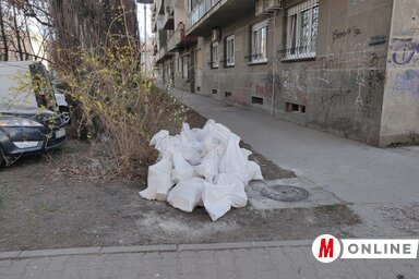 Az építkezési törmelék elhordása óriási gondot jelent Újvidék területén. A lakásfelújítások és átépítések mindennaposak, a melósok legtöbbször zsákokba csomagolva, a konténerek mellett hagyják a súlyos törmeléket. Néha csak az utcán vagy a járdán