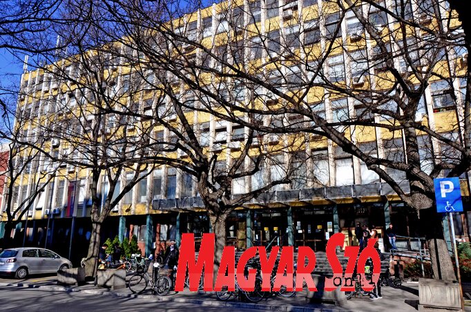 Az újvidéki bíróságoknak otthont adó épületet hat évtizeddel ezelőtt építették fel