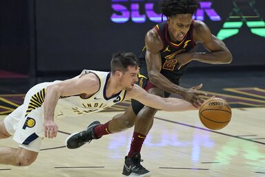 McConnell (balról) az első félidőben kilencszer lopta el a labdát, ami új NBA-rekord (Fotó: Beta/AP)