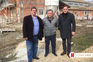 Bálint Zoltán, Željko Trajković és Bacsa Péter az épülő-szépülő magyarkanizsai akadémia előtt (a szerző felvétele)