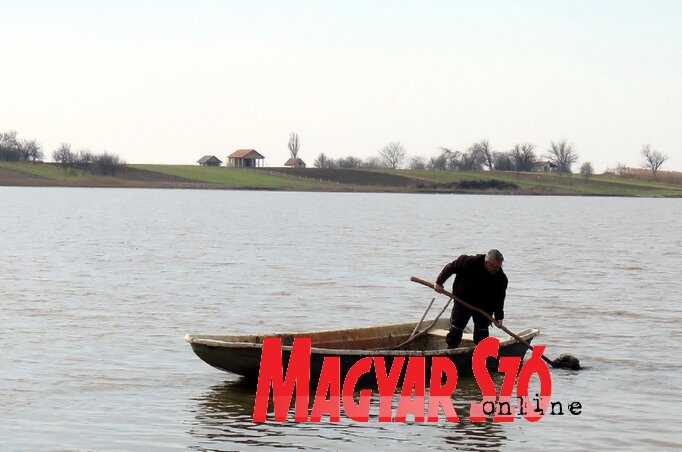 A sárszedés nem könnyű munka (Kecskés István felvétele) A sárszedés nem könnyű munka (Kecskés István felvétele)
