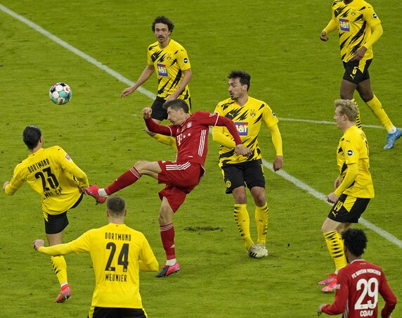 Lewandowski és dortmundi kísérete – így sem tudták megállítani (Fotó: Beta/AP) Lewandowski és dortmundi kísérete – így sem tudták megállítani (Fotó: Beta/AP)