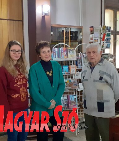 Beszédes Margit, Nagy Judit, Beszédes József az Agapé kiadványai előtt Beszédes Margit, Nagy Judit, Beszédes József az Agapé kiadványai előtt
