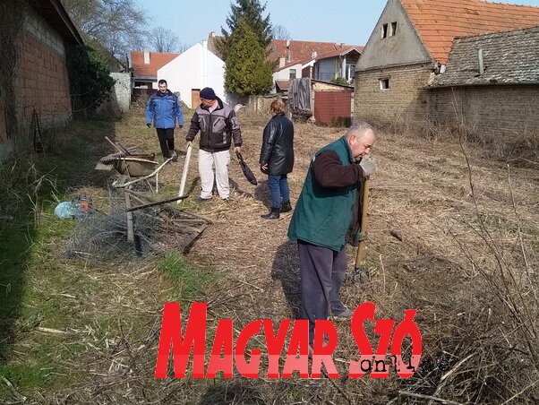 Folyik a területrendezés az önkéntes munkaakció során Folyik a területrendezés az önkéntes munkaakció során