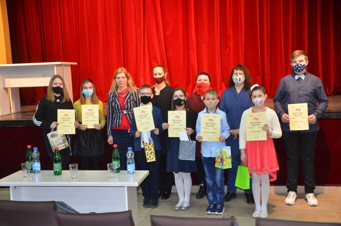 A szavalóverseny díjazottjai Csípe Tímeával, valamint Rácz Ejzler Evila, Sihelnik Ágnes és Bábi-Tomovity Iréna zsűritagokkal A szavalóverseny díjazottjai Csípe Tímeával, valamint Rácz Ejzler Evila, Sihelnik Ágnes és Bábi-Tomovity Iréna zsűritagokkal